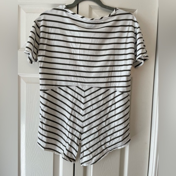 Striped T-Shirt with back tail split design - Picture 3 of 3